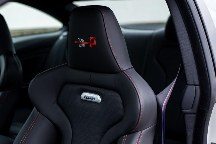 Детали интерьера BMW M4 Coupe Tour Auto Edition (F82) 2016 года  (FR) (фото 2 из 19)